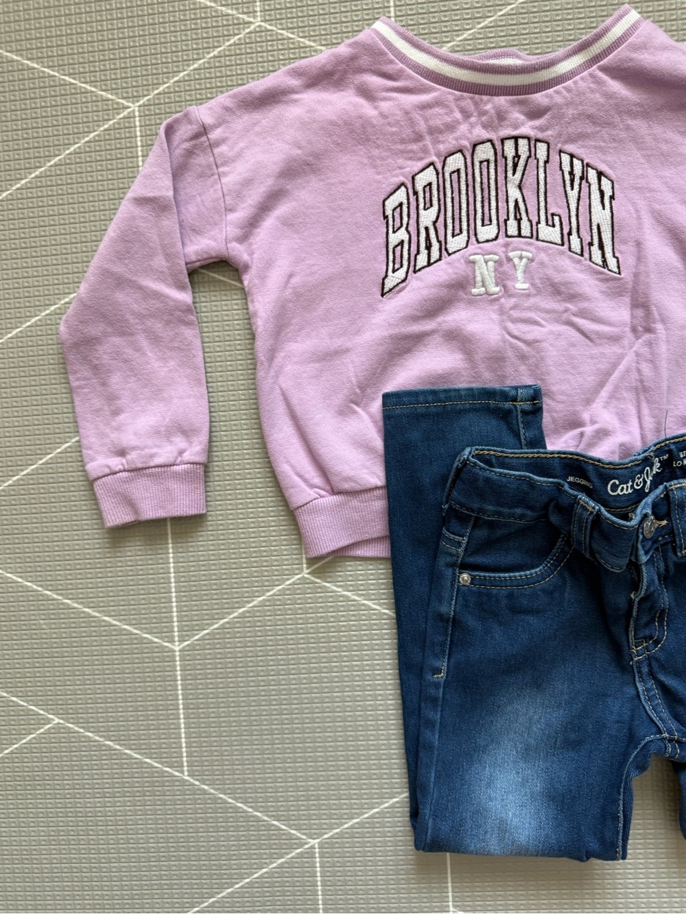 Cat & Jack|Baby girl/toddler set,Lilac "Brooklyn NY" Sweatshirt & jeans•••4T
